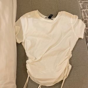 her 21 white T-shirt scrunch pull up on side